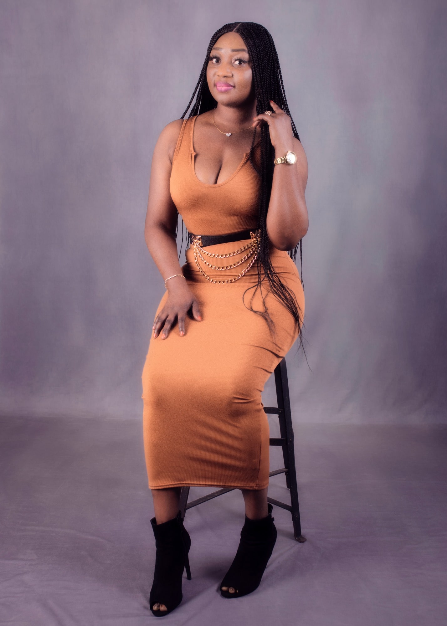 modele femme black style fashion mode lifestyle robe longue moulante marron et cheveux longs dreadlocks