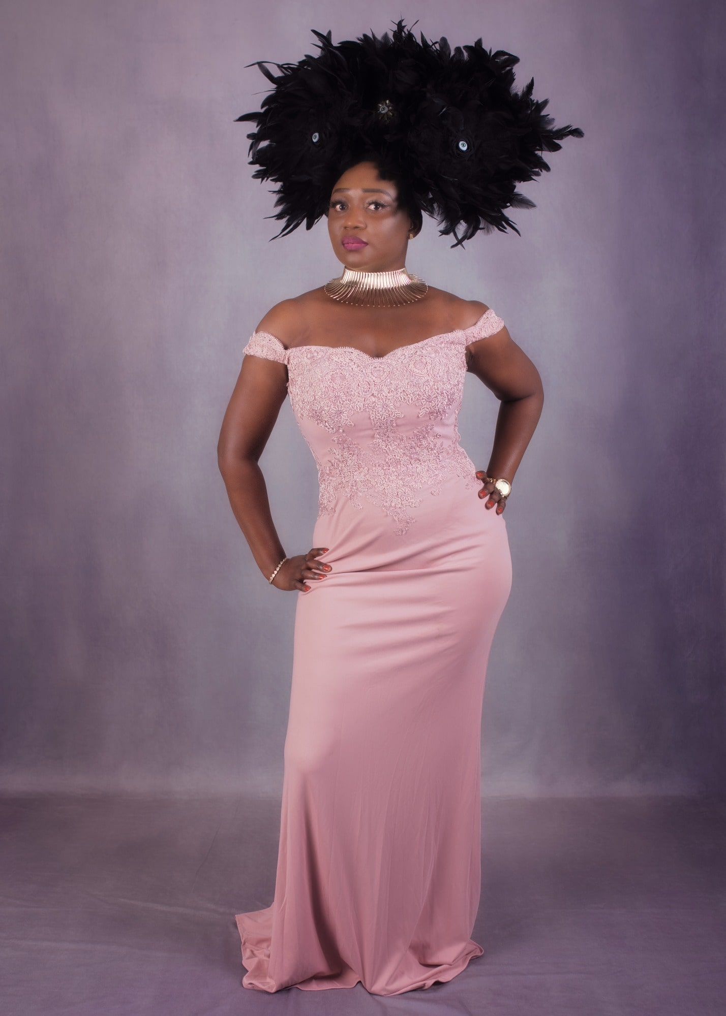 séance photo pour modele femme black style fashion mode lifestyle robe longue rose et coiffe en plumes noires