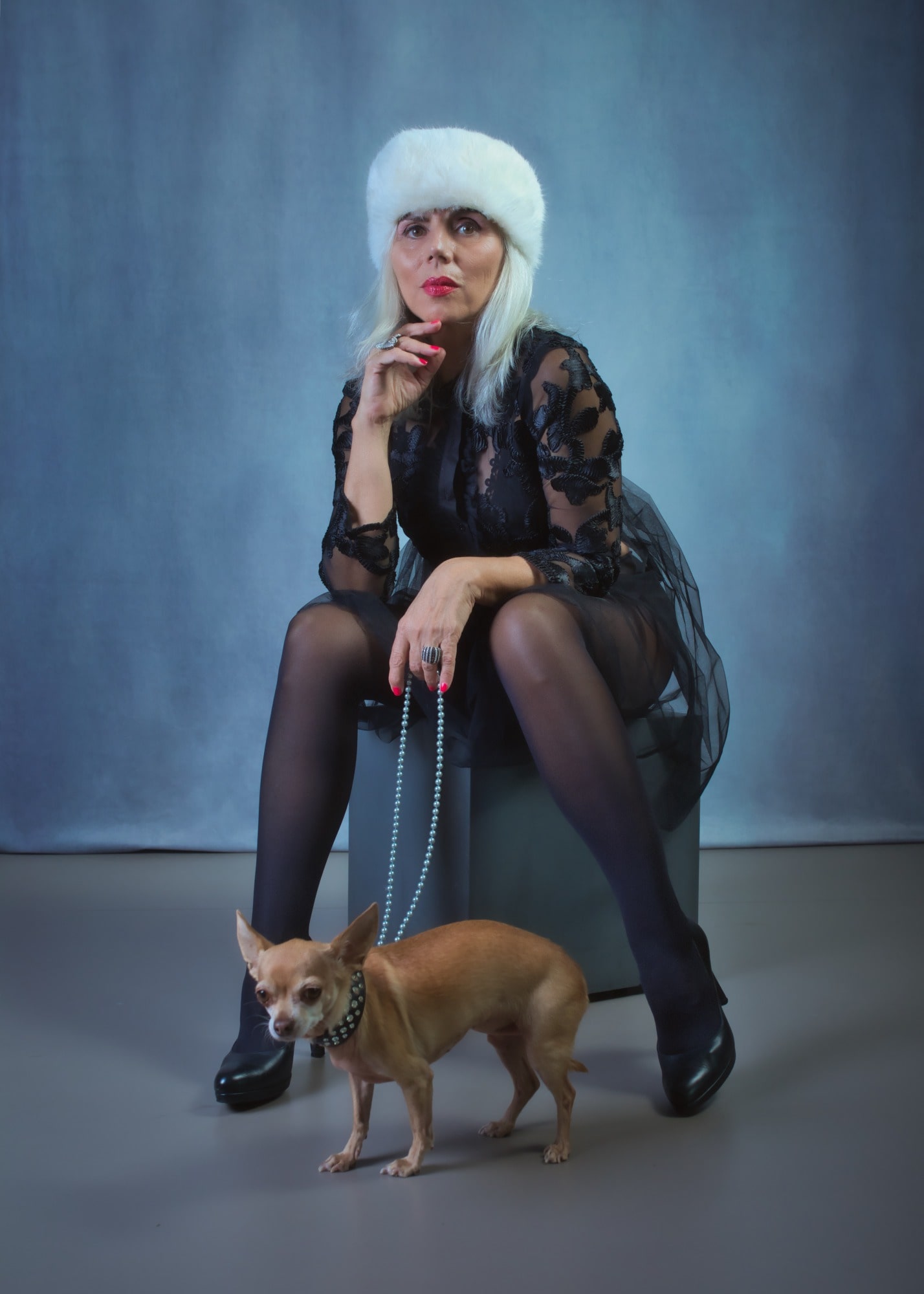 photographe de mode pour modèle femme mature silver tenue d'hiver avec chapeau et son chien chihuahua par femme photographe Celine pivoine eyes près de Paris