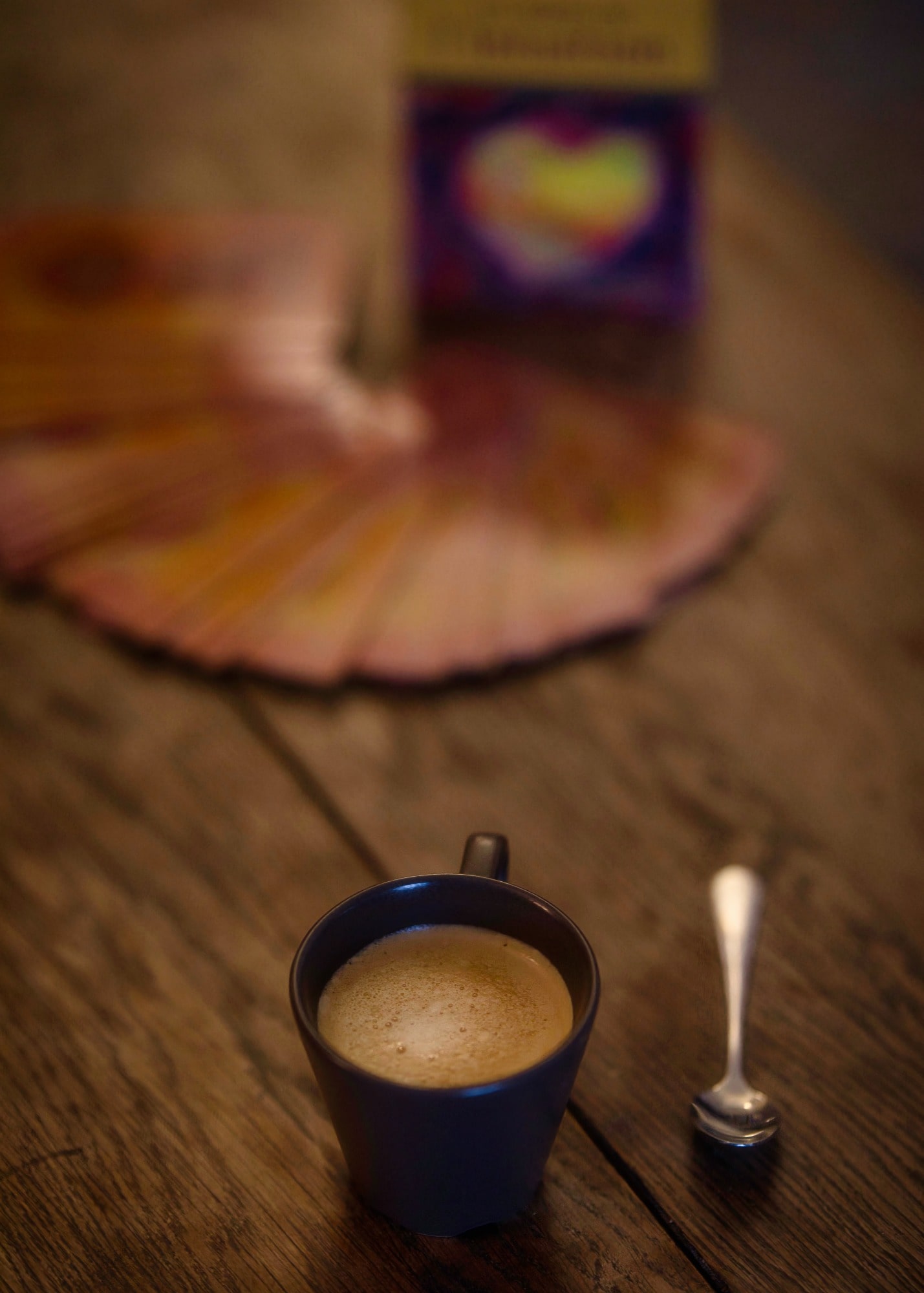 tasse de café et cartes oracle les portes de l'intuition au studio photo 