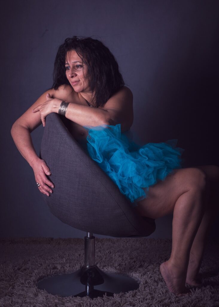 séance photo thérapeutique estime de soi pour femme mature par céline pivoine eyes femme photographe près de Paris en tutu bleu sur un fauteuil rond