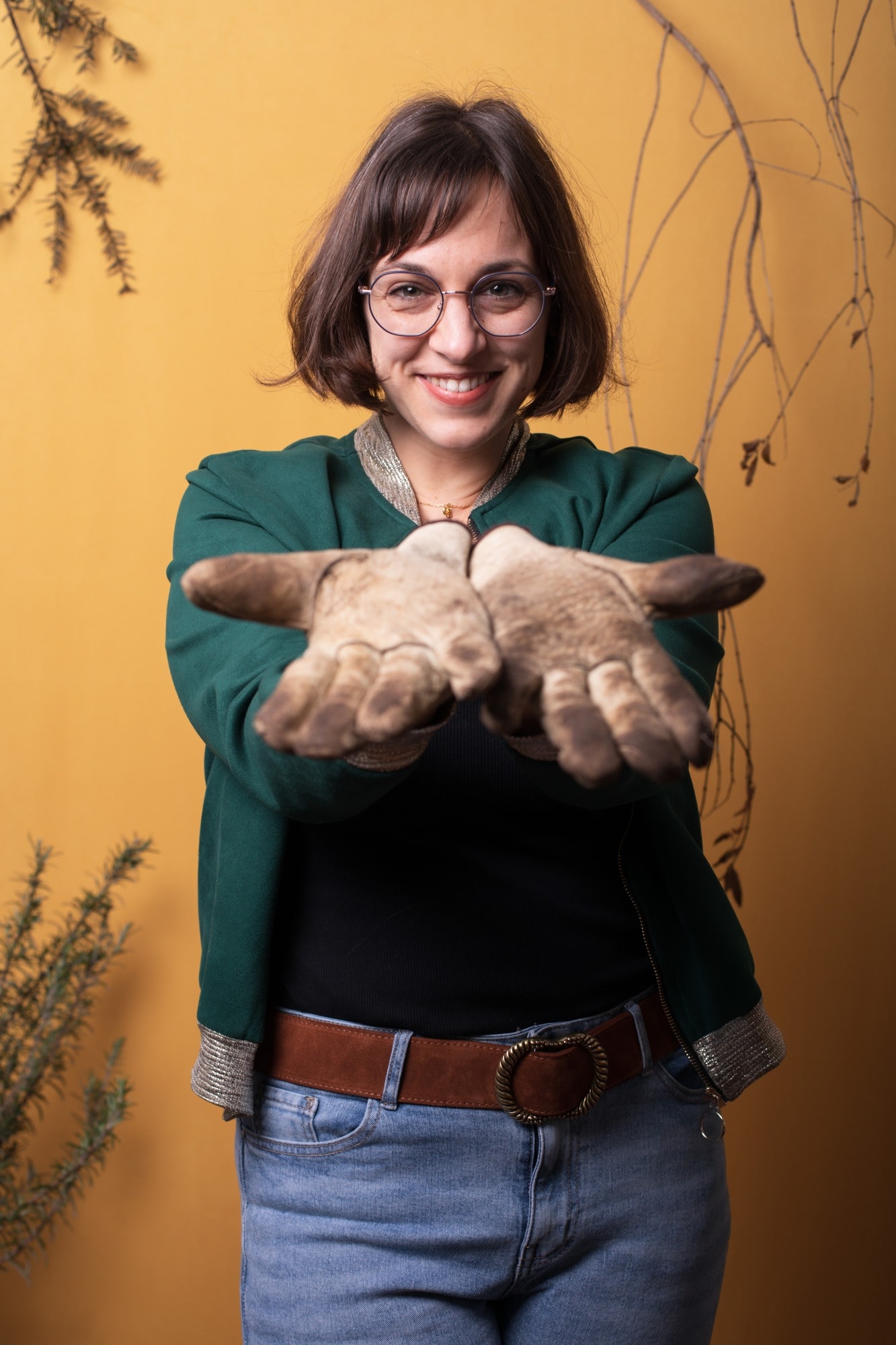 séance photo corporate portrait professionnel par photographe entreprise celine pivoine eyes en région parisienne équipe dm compost femme sourire avec gant de jardinage