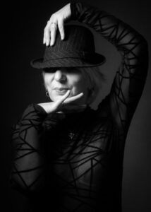 femme mature chapeau et dentelle noir et blanc par photographe intuitive