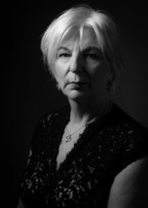 femme mature en noir et blanc sérieux par photographe bien-être