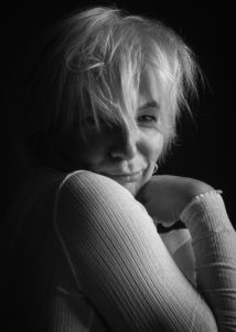 femme mature cheveux blancs espiègle noir et blanc par photographe bienveillante