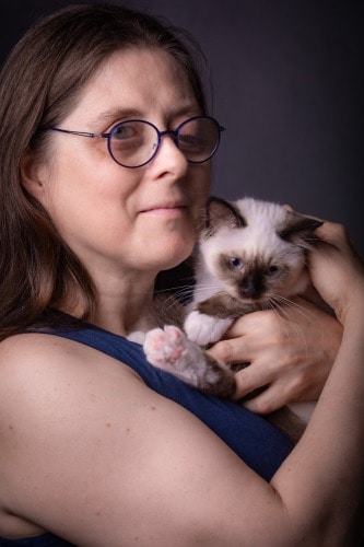 portrait femme malvoyante avec son chaton en studio photo sacré de birmanie