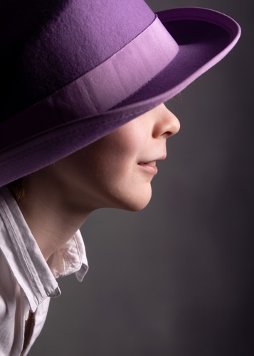 portrait enfant profil chapeau violet