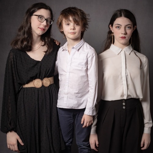 photographe famille portrait studio photo Céline Pivoine Eyes à Montreuil 93 fratrie garçon et filles 