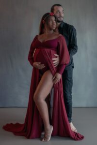 photographe grossesse couple duo boudoir au studio photo céline pivoine eyes proche de Paris debout robe