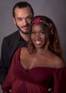 photographe grossesse couple duo boudoir au studio photo céline pivoine eyes proche de Paris portrait sourire