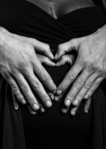 photographe grossesse couple duo boudoir au studio photo céline pivoine eyes proche de Paris mains en coeur noir et blanc