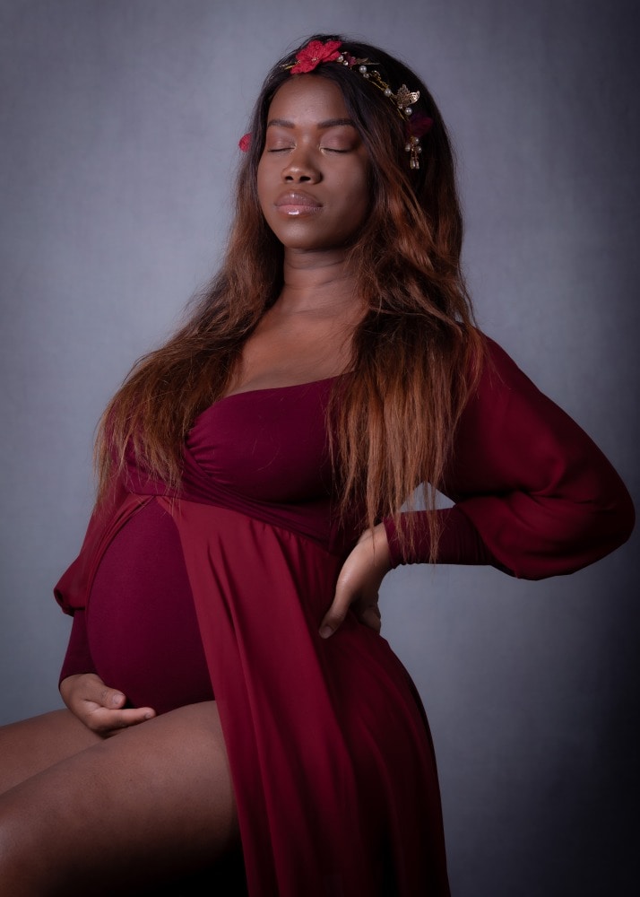photographe grossesse au studio photo céline pivoine eyes proche de Paris portrait robe black