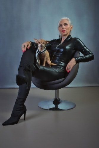 photographe de mode pour modèle femme mature silver tenue rock fatale et son chien chihuahua par femme photographe Celine pivoine eyes près de Paris