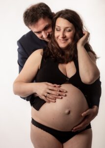 photographe grossesse couple duo boudoir au studio photo céline pivoine eyes proche de Paris sepia