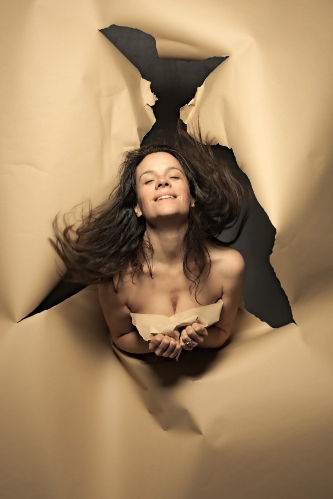 Mathilde femme nu artistique séance photo estime de soi près de Rosny sous bois studio photo céline pivoine eyes photographe sourire dans un papier déchiré or 