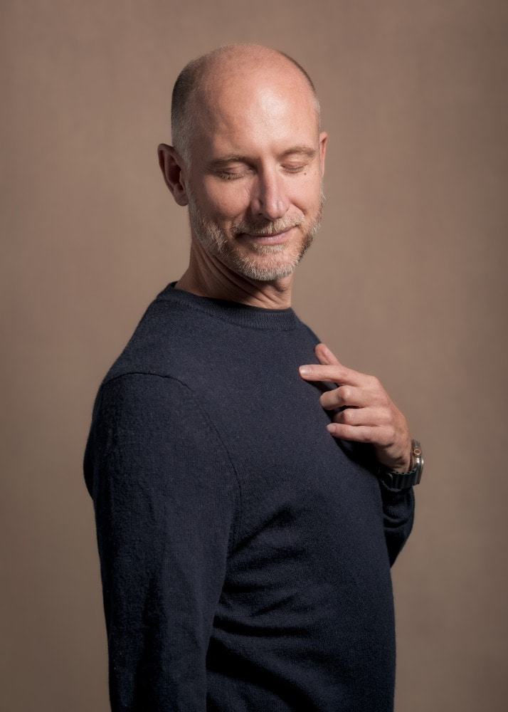 séance corporate photo professionnelle portrait pour cv et profil Linkedin pour homme par celine pivoine eyes photographe près de rosny sous bois studio photo pull yeux fermés