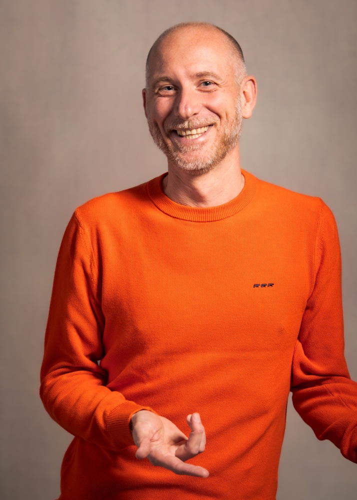 séance corporate photo professionnelle portrait pour cv et profil Linkedin pour homme par celine pivoine eyes photographe près de rosny sous bois studio photo pull orange sourire