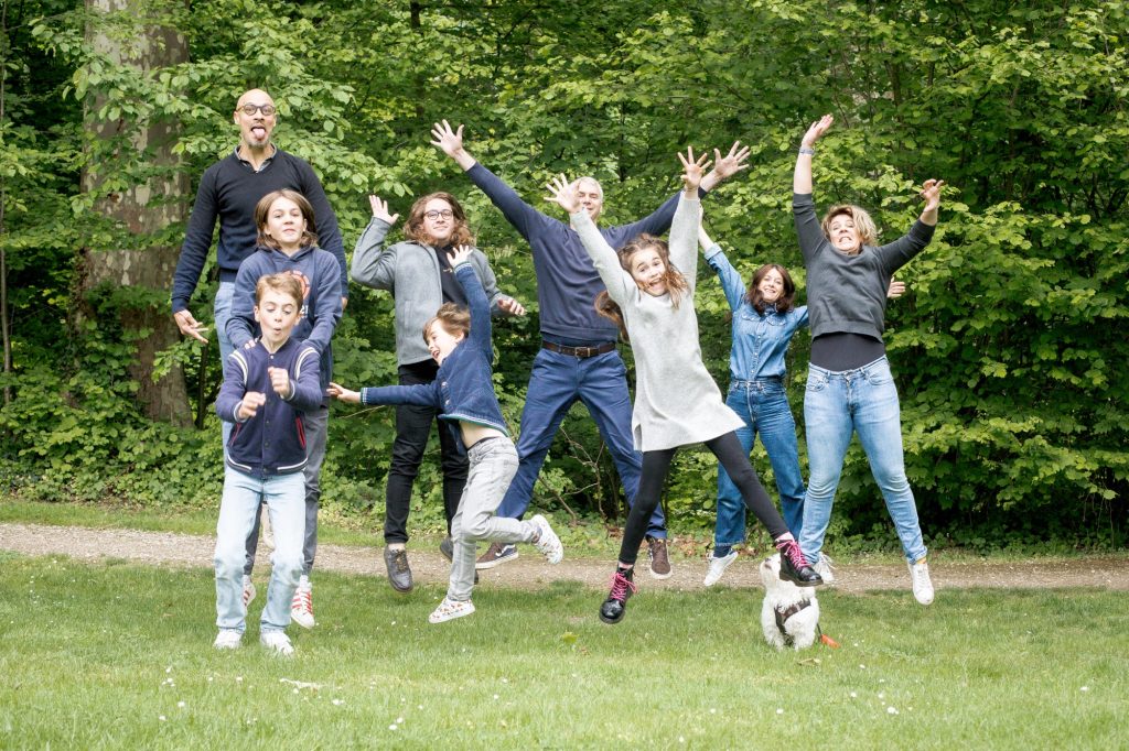 séance photo portrait en extérieur famille enfants groupe dans un parc nature verdure souvenir par femme photographe Céline Pivoine Eyes 