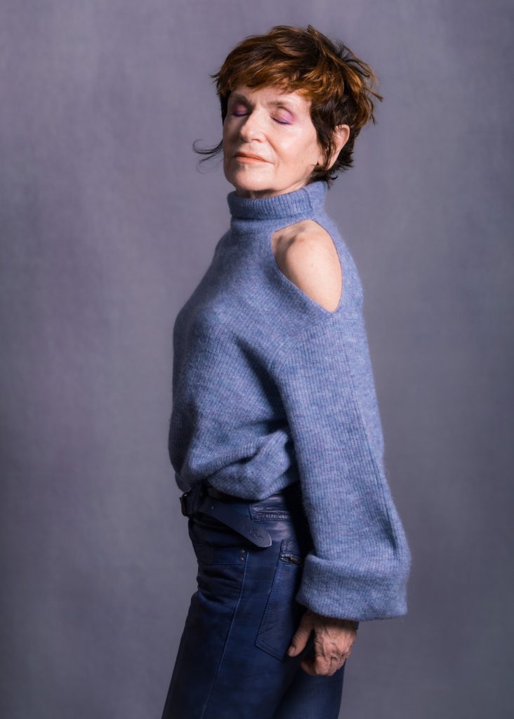 Séance portrait pour femme sénior septuagénaire mature de profil en pull bleu les yeux fermés par femme photographe Céline Pivoine eyes au studio photo à Montreuil en Ile de France
