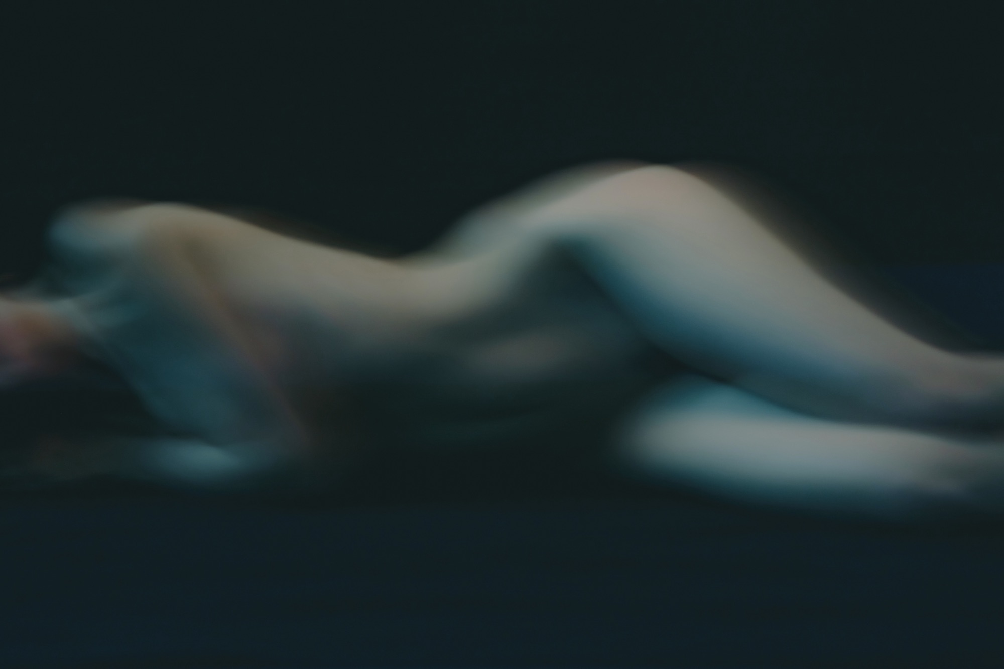 Photo de femme nue allongée au sol flou artistique trouble photography bleu velouté inspiration Paolo Roversi et LiliRoze au studio photo Celine Pivoine Eyes femme photographe à Montreuil Ile de France près de Paris 