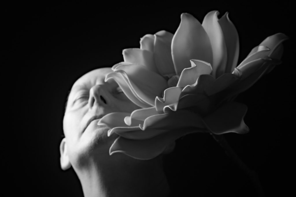 séance photo pour homme nu portrait fleurs noir et blanc par femme photographe artiste Céline Pivoine Eyes au studio photo location à Montreuil près de Paris 