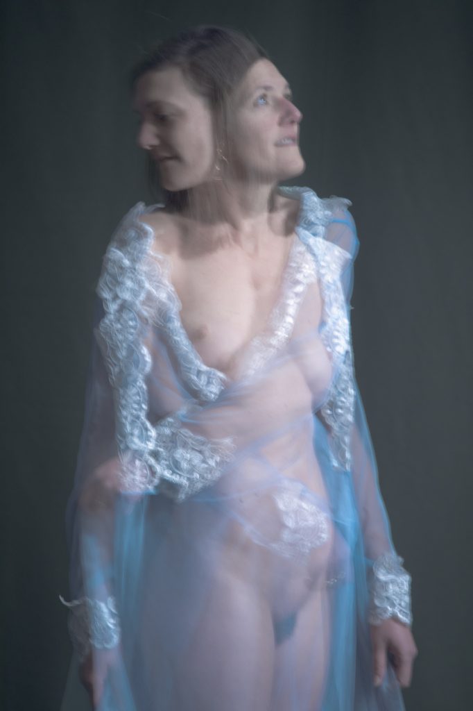Séance photo boudoir pour femme nue flou artistique trouble photography double exposition lingerie bleue debout par femme photographe Céline Pivoine Eyes au studio photo location à Montreuil près de Vincennes