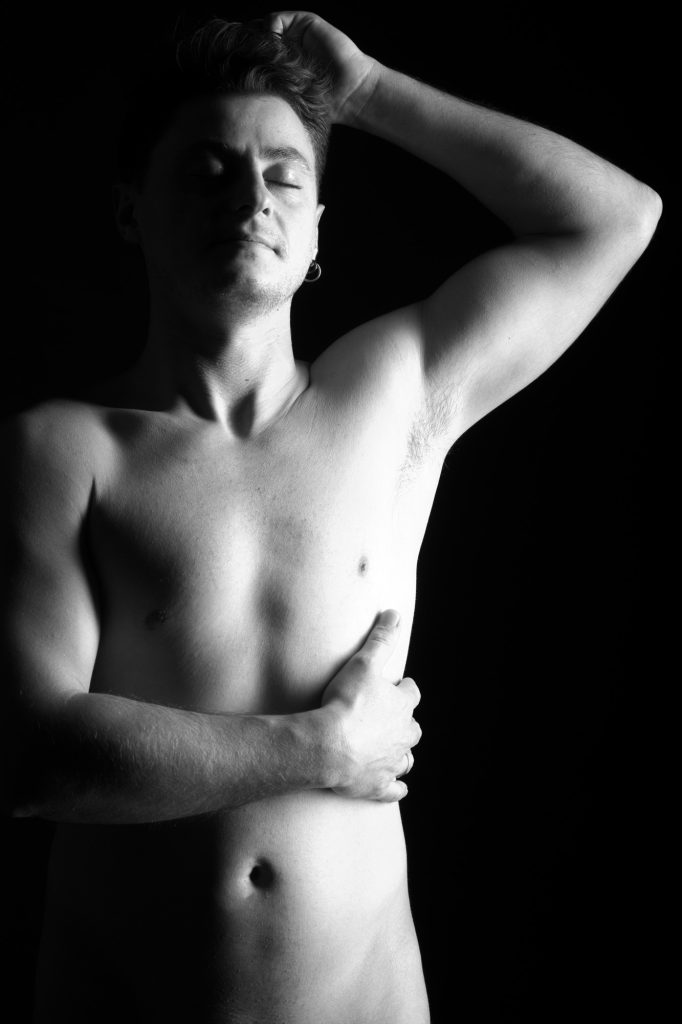 séance nu artistique estime de soi pour homme debout clair obscur noir et blanc par femme photographe céline pivoine eyes au studio photo location à Montreuil près de Paris