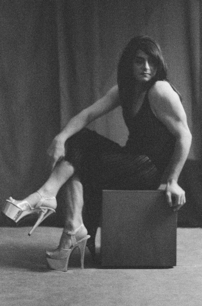 séance photo en argentique avec un zénith 12XP modèle homme au féminin talons cube robe noir et blanc grain vintage par femme photographe Céline Pivoine Eyes au studio photo location à Montreuil près de Nogent sur Marne