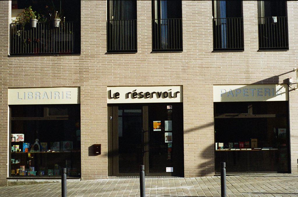 Le Réservoir librairie à Montreuil quartier Boissière place Colette livres boutique commerce en argentique Retina Reflex III par Celine Pivoine Eyes femme photographe au studio photo location à Montreuil près de Rosny sous bois