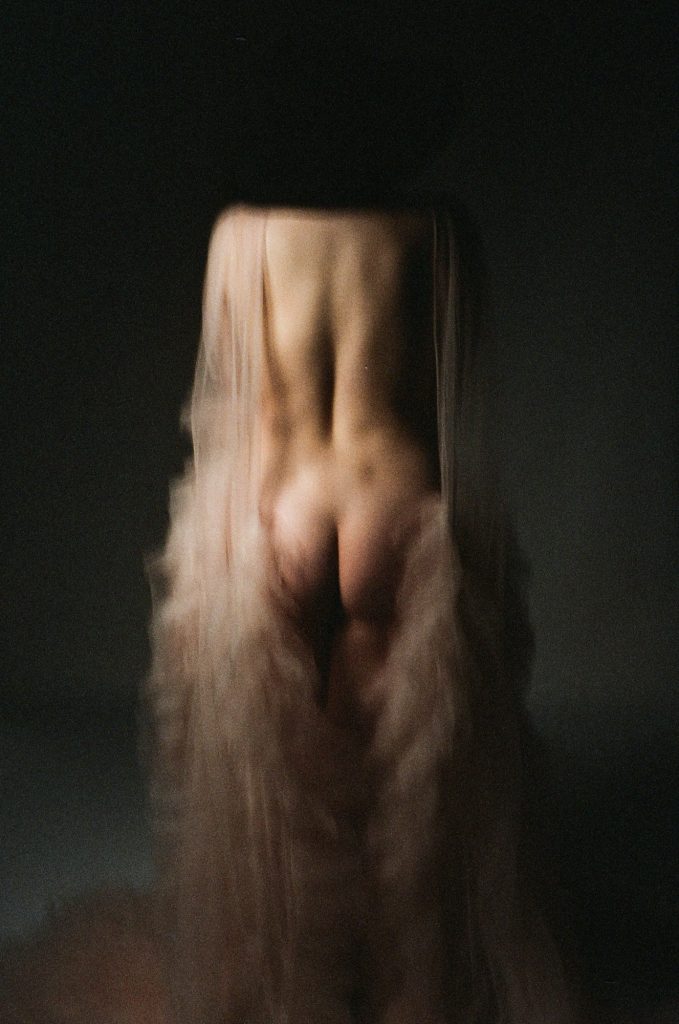 Louise jeune femme boudoir nue estime de soi dos tulle saumon argentique Rolleiflex SL35 chapeau par Celine Pivoine Eyes femme photographe au studio photo location à Montreuil près de Bagnolet