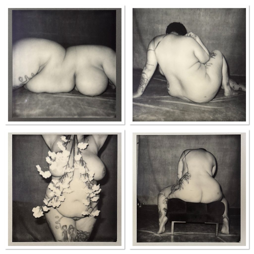 séance confiance en soi par le nu artistique pour femme ronde pulpeuse curvy grosse boudoir bien-être par céline pivoine femme photographe au studio photo location à Montreuil près de Nogent sur Marne polaroid noir et blanc 