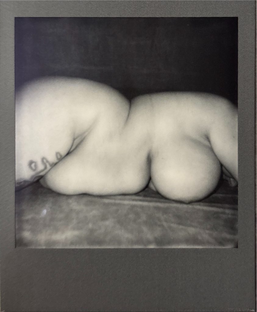 séance confiance en soi par le nu artistique pour femme ronde pulpeuse curvy grosse boudoir bien-être par céline pivoine femme photographe au studio photo location à Montreuil près de Bagnolet polaroid noir et blanc allongée formes 