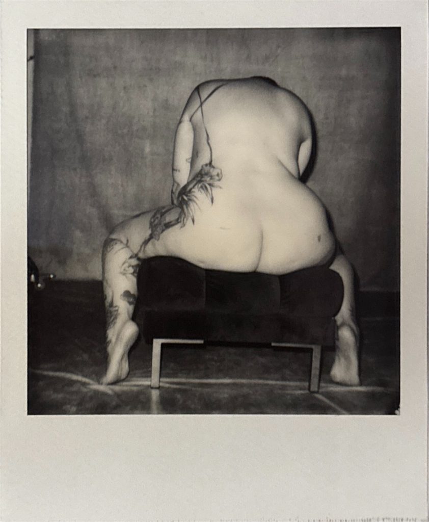 séance confiance en soi par le nu artistique pour femme ronde pulpeuse curvy grosse boudoir bien-être par céline pivoine femme photographe au studio photo location à Montreuil près de Nogent sur marne polaroid noir et blanc dos pouf