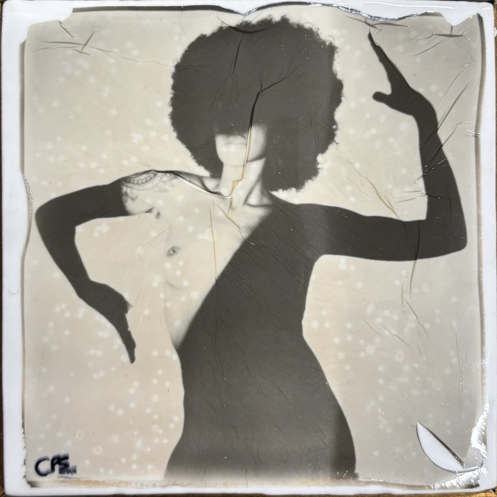 Charlotte oeuvre unique signée Céline Pivoine Eyes émulsion de polaroid sur carrelage encadrement bois doré femme nue ombre gobo noir et blanc polaroid lift 