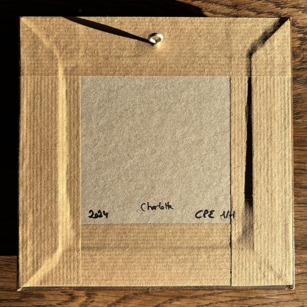 Charlotte oeuvre unique signée Céline Pivoine Eyes émulsion de polaroid sur carrelage encadrement bois doré femme nue ombre gobo noir et blanc polaroid lift 
