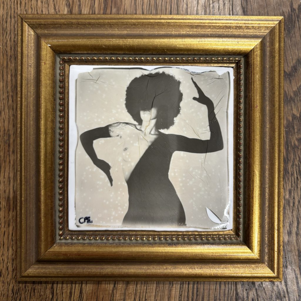 Charlotte oeuvre unique signée Céline Pivoine Eyes émulsion de polaroid sur carrelage encadrement bois doré femme nue ombre gobo noir et blanc polaroid lift 
