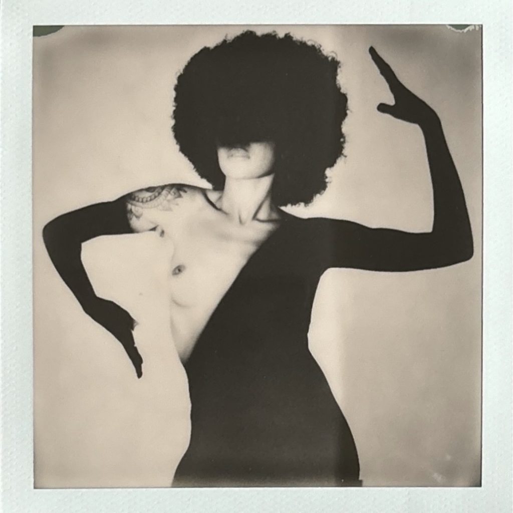 Charlotte oeuvre unique signée Céline Pivoine Eyes émulsion de polaroid sur carrelage encadrement bois doré femme nue ombre gobo noir et blanc polaroid lift 