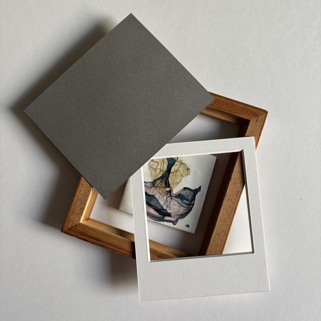 Flavie emulsion polaroid lift drole dames carrelage cadre montage celine Pivoine eyes art majeur 