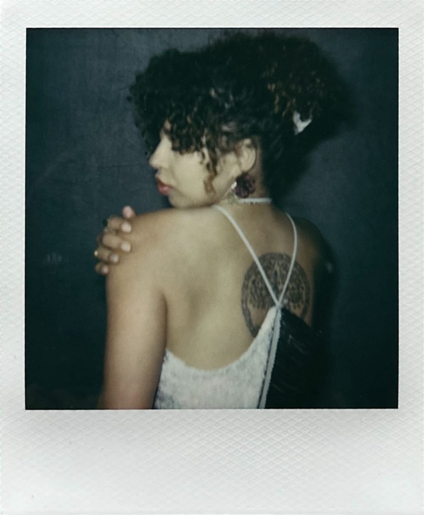 séance photo créative au polaroid avec Francine Demoulin modèle actrice dos robe par Céline Pivoine Eyes femme photographe au studio photo location à Montreuil près du Val de Marne