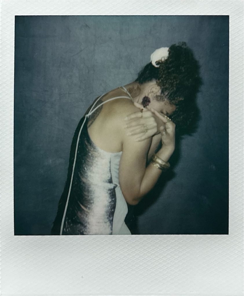 séance photo créative au polaroid avec Francine Demoulin modèle actrice robe dos mains par Céline Pivoine Eyes femme photographe au studio photo location à Montreuil près de Rosny sous bois