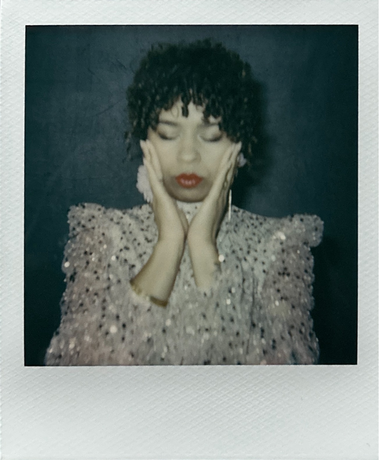 séance photo créative au polaroid avec Francine Demoulin modèle actrice portrait mains par Céline Pivoine Eyes femme photographe au studio photo location à Montreuil près de Paris