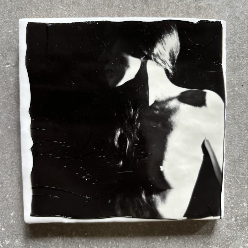 Io Illy emulsion polaroid lift nu artistique femme noir et blanc topless carrelage celine Pivoine eyes art majeur 