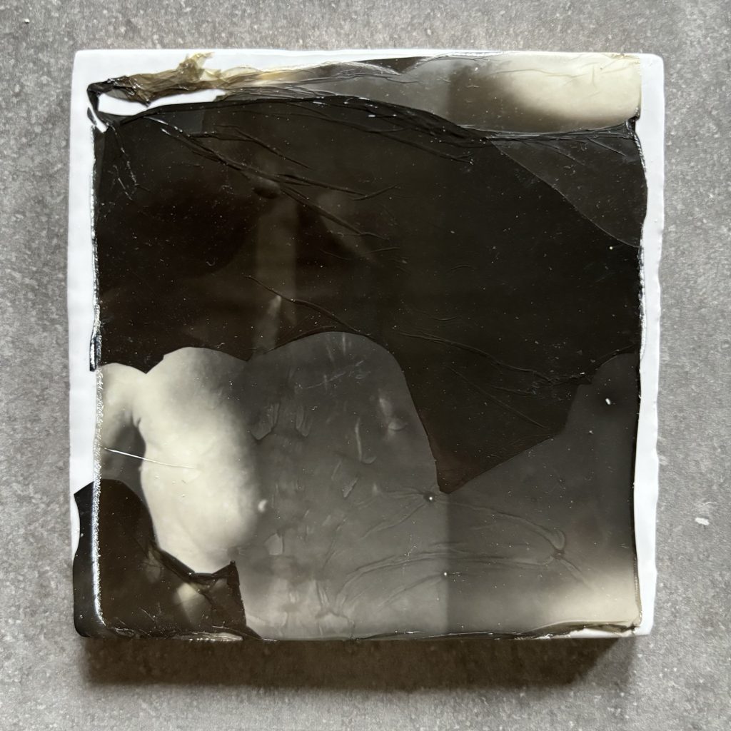 Io Illy emulsion polaroid lift nu artistique femme noir et blanc topless carrelage celine Pivoine eyes art majeur 