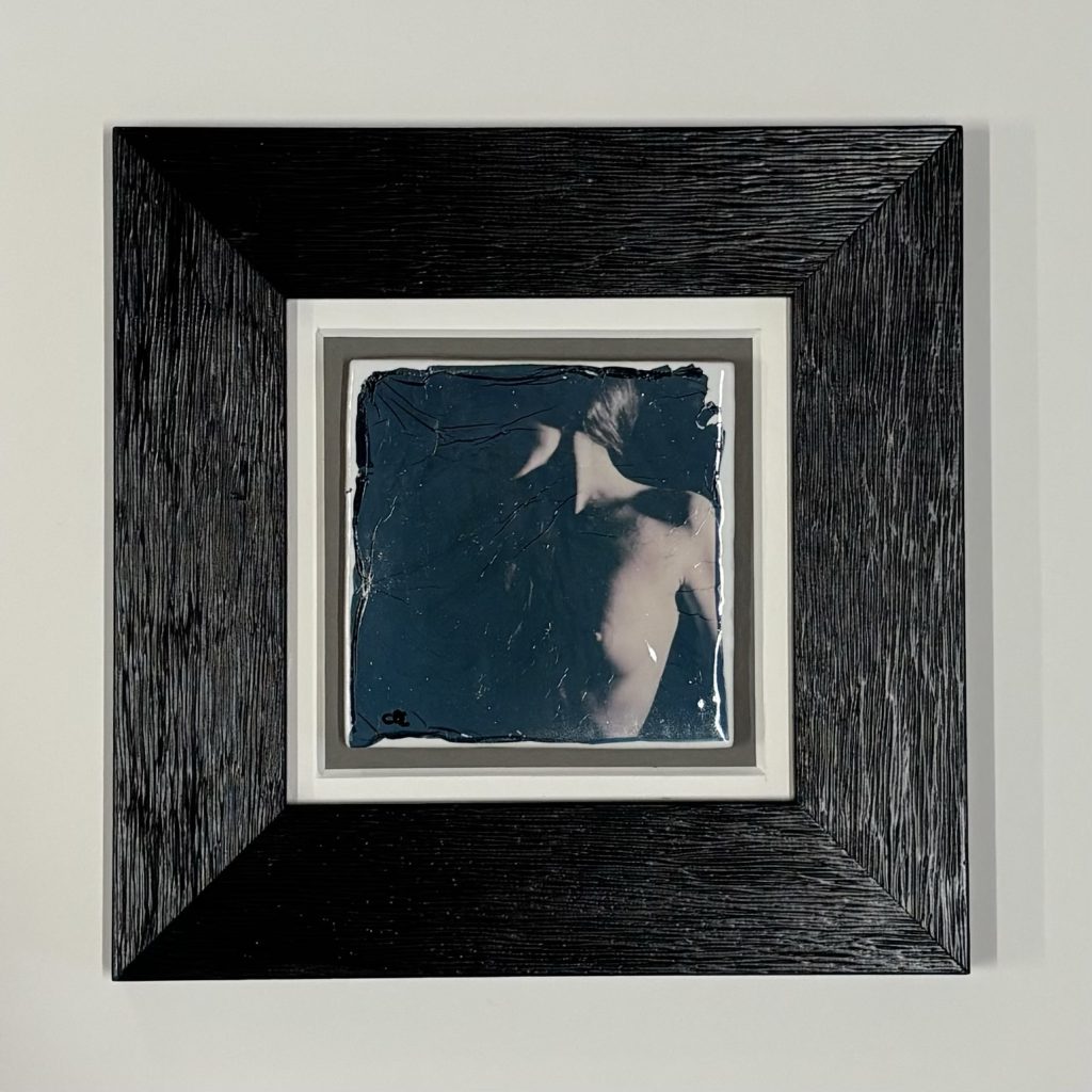 Io Illy emulsion polaroid lift nu artistique femme noir et blanc topless carrelage celine Pivoine eyes art majeur encadrée sur mesure