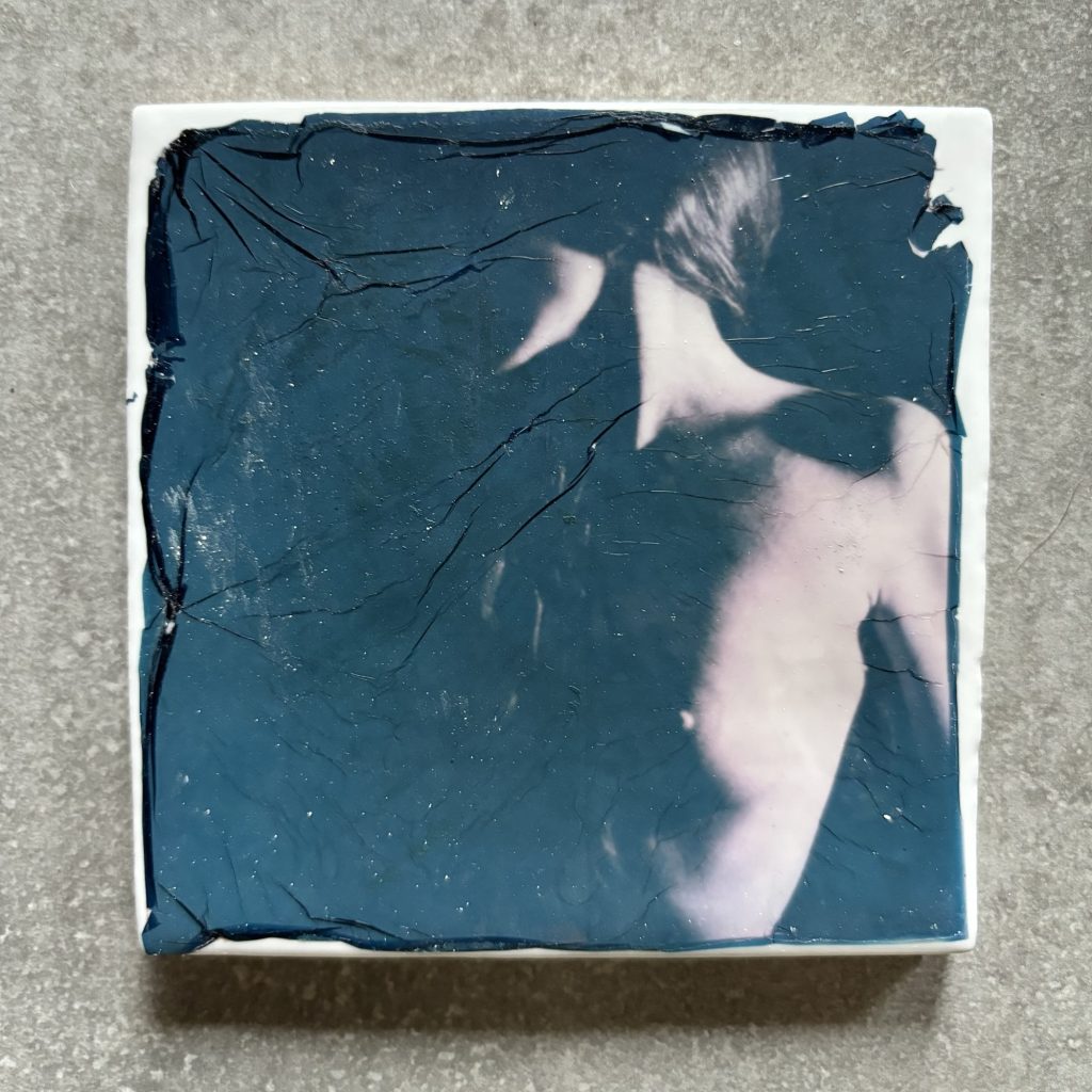 Io Illy emulsion polaroid lift nu artistique femme couleurs topless carrelage celine Pivoine eyes art majeur 