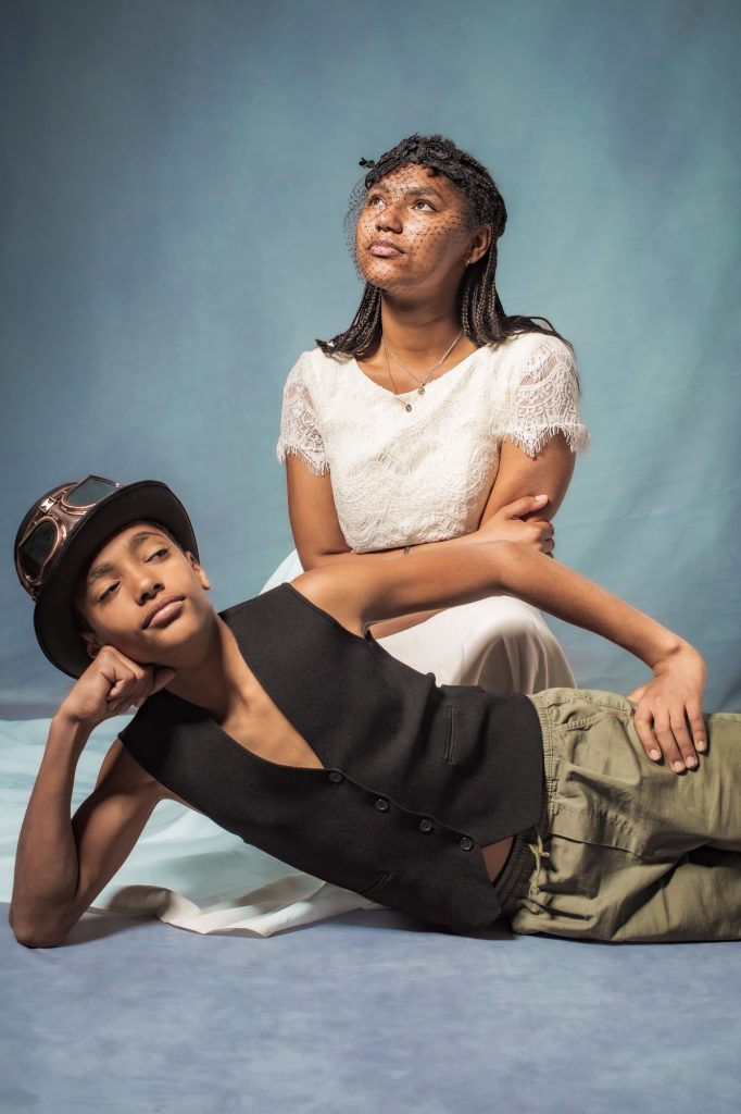 Louane et Liame séance photographe enfant métisse famille adolescent complicité frère soeur fratrie jeu mise en scène portrait par femme photographe Celine Pivoine Eyes au studio photo à Montreuil près de Rosny sous bois 