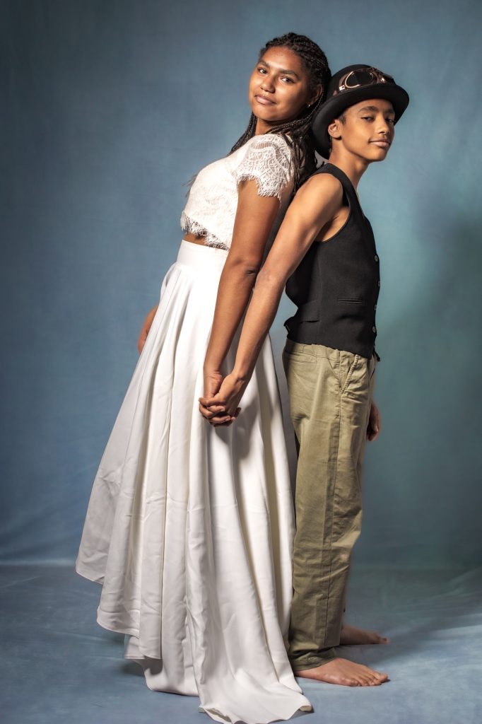 Louane et Liame séance photographe enfant métisse famille adolescent complicité frère soeur fratrie jeu mise en scène portrait sourire par femme photographe Celine Pivoine Eyes au studio photo à Montreuil près de Rosny sous bois 