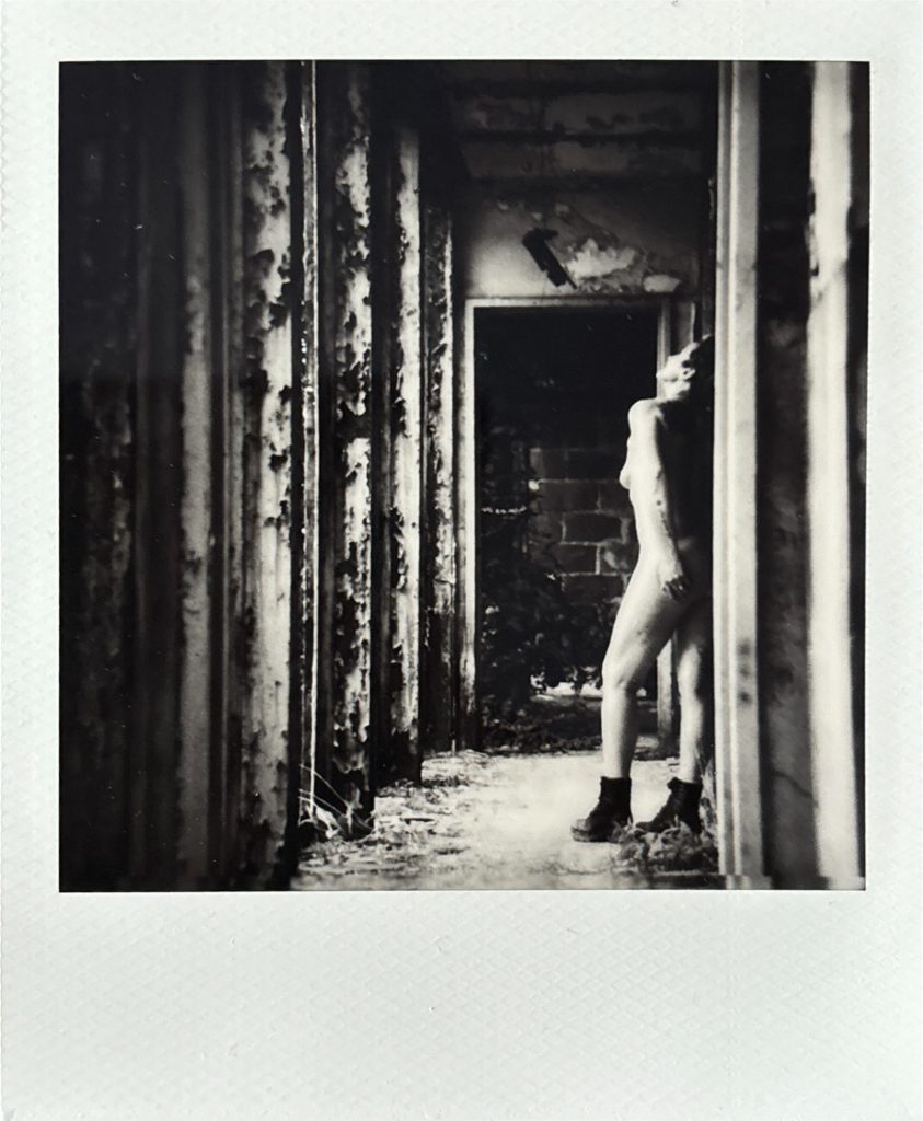 emulsion polaroid lift femme nue senior en urbex urbex noir et blanc oeuvre art en ligne par femme photographe céline pivoine eyes 