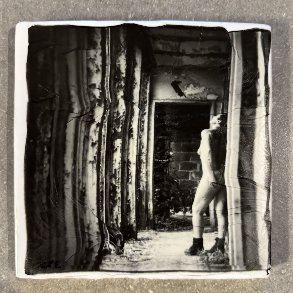 emulsion polaroid lift sur carrelage femme nue senior en urbex urbex noir et blanc oeuvre art en ligne par femme photographe céline pivoine eyes 