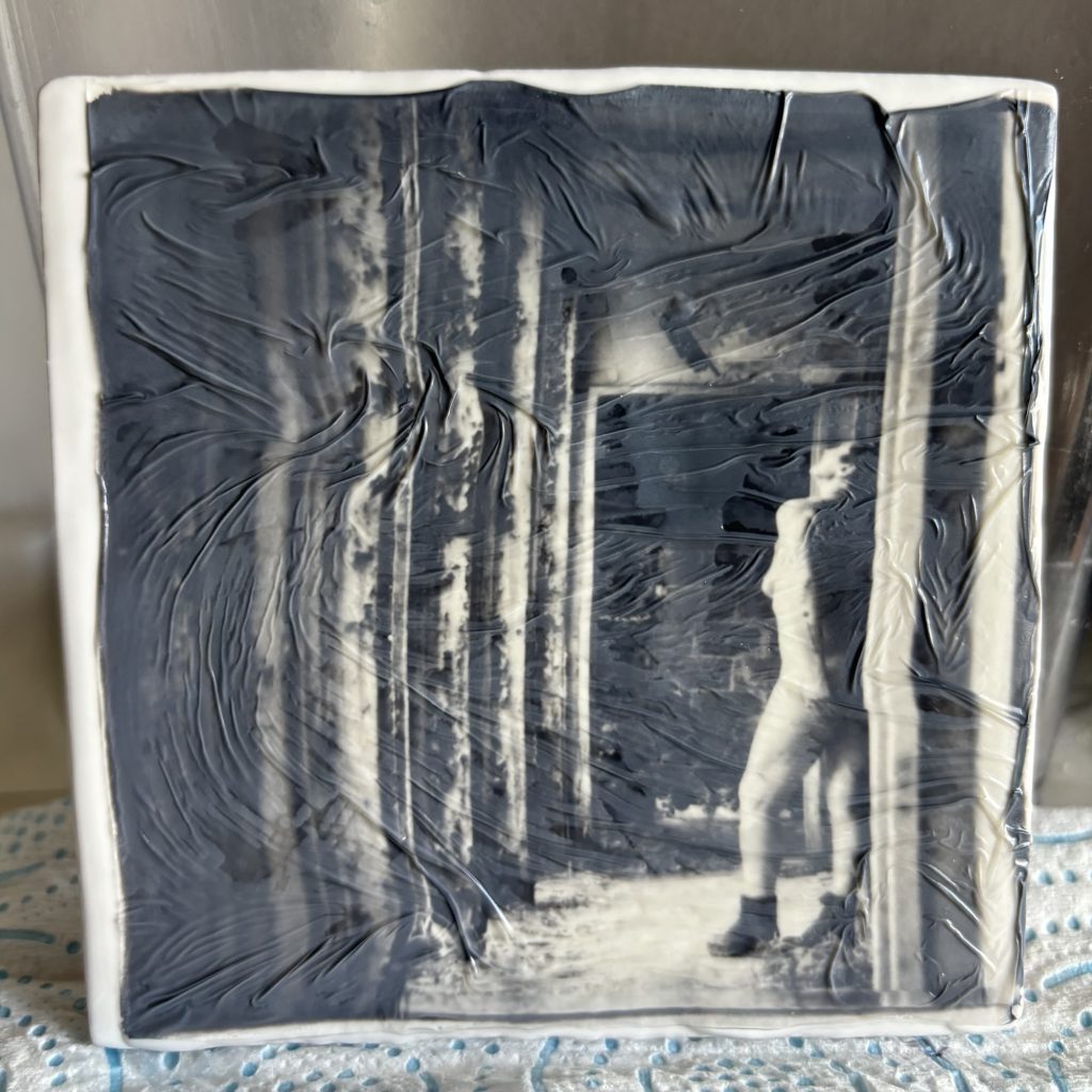 emulsion polaroid lift sur carrelage femme nue senior en urbex urbex noir et blanc oeuvre art en ligne par femme photographe céline pivoine eyes en cours de séchage
